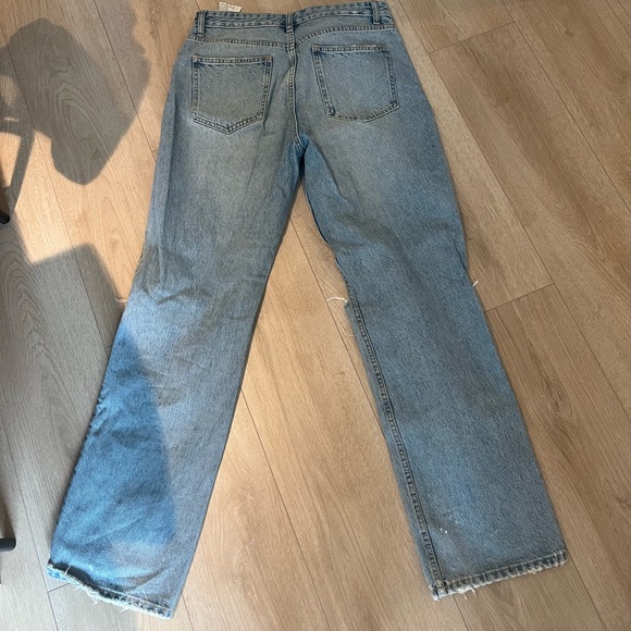 Blue light Zara jeans with holes at the knee level. - Picture 3 of 3